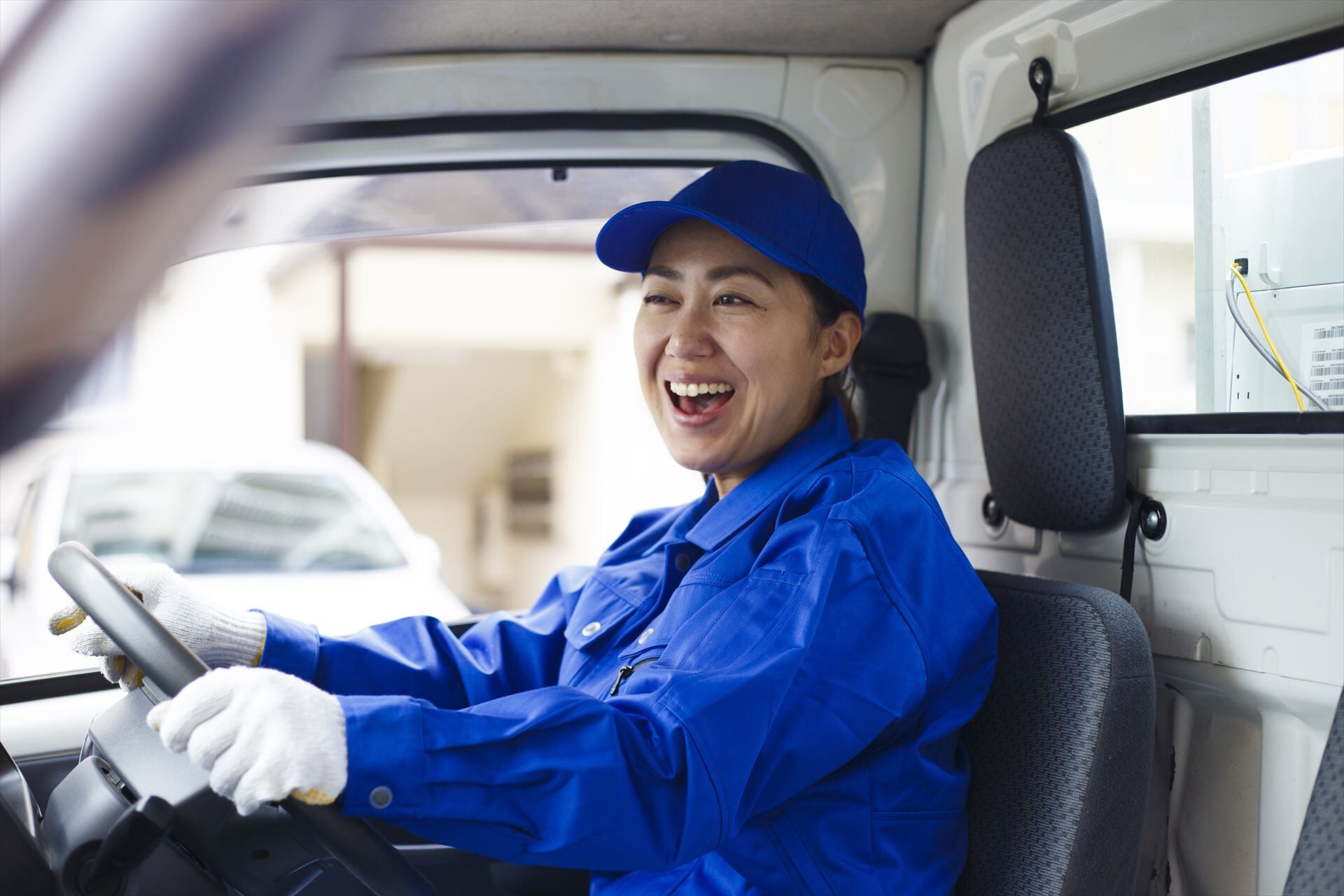 トラックを運転する女性スタッフ