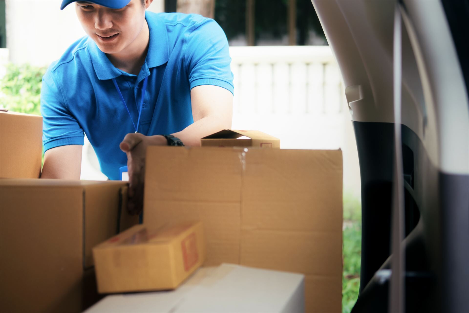 荷物を確認する男性スタッフ