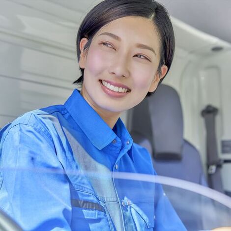 運転中の女性スタッフ